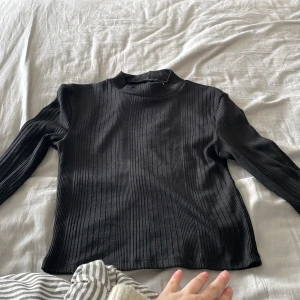 Svart tröja - Storlek s, lite nopprig på vissa ställen 