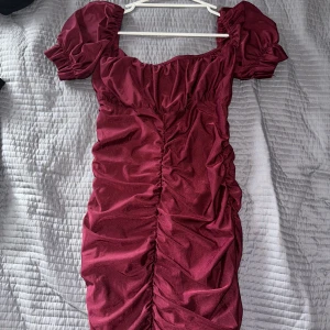 Röd klänning - Beställt på shein för 179 kr Aldrig använt den har bara legat i min garderob. 