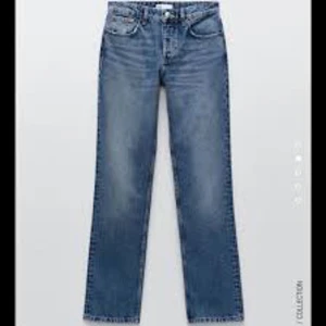 Blue mid waist zara jeans - Ett par as snygga jeans som såldes slut skit fort och är jätte populära från zara🤍 dom är knappt använda 