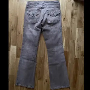 Skitsnygga beigegrå vintage jeans från 2000-talet med snygga detaljer på fickorna! TYVÄRR passade de inte mig som har 36/38 i jeans. Dessa är 34 men skulle kunna passa en liten 36a. Jag har sprättat upp sömnen längst ner så de passar nån som är 165 ca💘