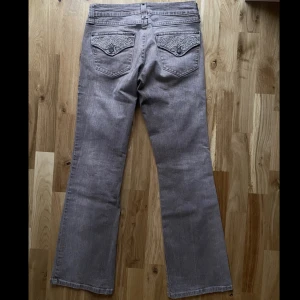 Y2k lågmidjade vintage jeans  - Skitsnygga beigegrå vintage jeans från 2000-talet med snygga detaljer på fickorna! TYVÄRR passade de inte mig som har 36/38 i jeans. Dessa är 34 men skulle kunna passa en liten 36a. Jag har sprättat upp sömnen längst ner så de passar nån som är 165 ca💘