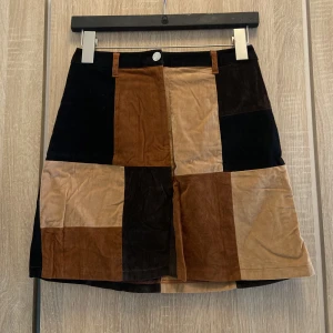Retro kjol - Sitter som en smäck på mig som är 165/XS men tyvärr inte min stil. Knappen har börjat lossna men är nog enkelt att laga.