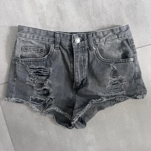 Shorts  - Ett par lågmidjade shorts som inte finns längre. Säljer dom då dem har blivit för små för mig