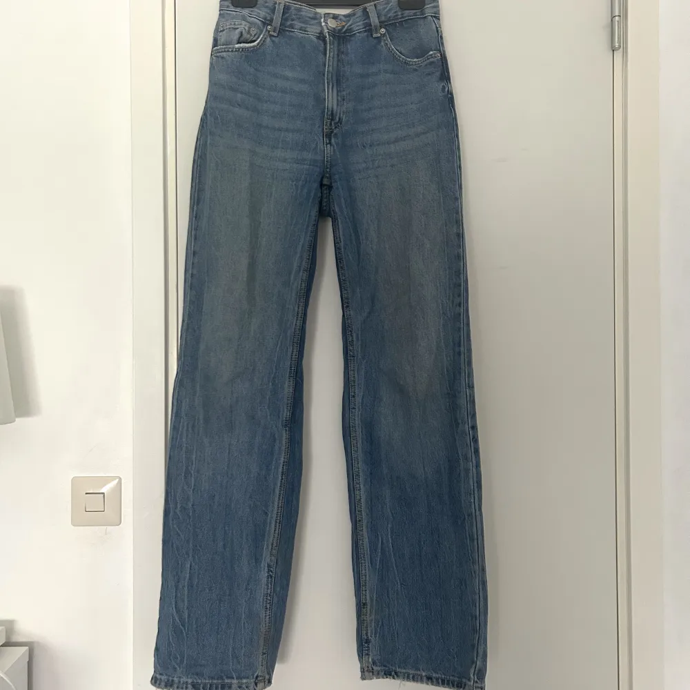 Säljer dessa jeans ifrån Berskha i storlek 36 för 250 kr. Det är i modellen straight men höj midja. Köparen står för frakten och betalningen sker via swish💕. Jeans & Byxor.