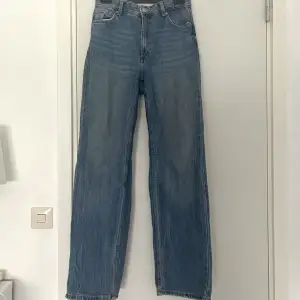 Säljer dessa jeans ifrån Berskha i storlek 36 för 250 kr. Det är i modellen straight men höj midja. Köparen står för frakten och betalningen sker via swish💕