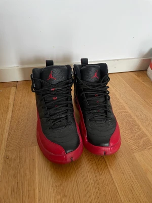 Air Jordan 12 - Flu game. Använda men i fint skick 