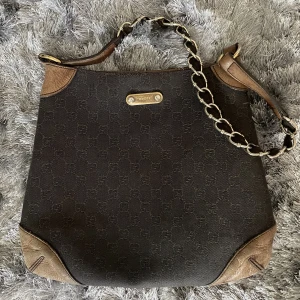 Gucci väska  - Säljer mammas gamla Gucci väska, äkta såklart. 20 000 nypris Tidlös modell, passar alla. Rymmer mycket och har två innerfack. Pris kan diskuteras 