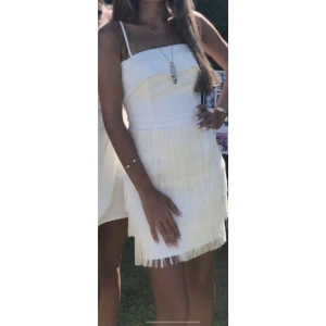 STUDENT KLÄNNING  - Säljer min super snygga student klänning🤍 Endast använd i några timmar, pga hade på mig tre olika klänningar under min student🤍 Storlek 32-34