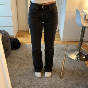 Mid waist jeans - Svarta mid waist jeans från Zara🤍 på sista bilden ser man lite slitningar dom har men inte märkbara alls! Stl 34
