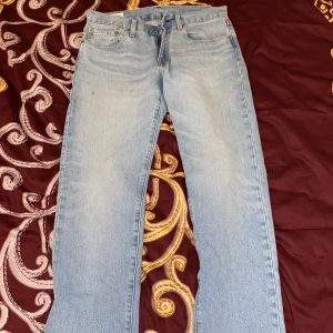 Levi’s jeans  - Somriga levi’s jeans med en fin färg. Använt fåtal gånger. Helt fräscha. 