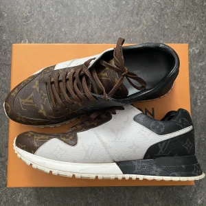 Louis Vuitton ”Run Away Trainers” Triple Monogram - Louis Vuitton ”Run Away Trainers” Triple Monogram Storlek: 42.5 Skick: betygsätt själv (og box och kvitto tillkommer) Pris: 5149