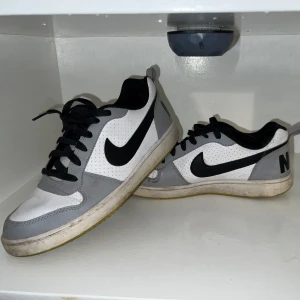 Nike sneakers - Snygga Nike sneakers i storlek 40! Undersidan är i en gul färg. Använda men i gott skick. Betalningen sker via Swish!
