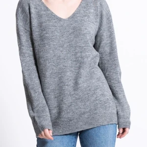 Stickad tröja - Super fin stickad tröja! Den är ganska tunn och passar perfekt över en T-shirt nu när vädret är väldigt oklart💓 den är endast använd 1 gång och i nyskick! Skriv vid intresse eller om du vill ha privata bilder💓 (den är lite stor i storleken så skulle säga att den passar alla som använder M oxå 