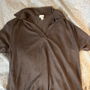 Stickad tshirt  - Grovt stickad tshirt från hm i storlek m. Väldigt luftigt material 