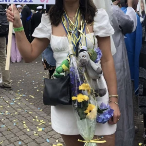 Studentklänning  - Hej. Säljer min fina studentklänning som användes förra året endast en gång. Har ej kommit till andvänding efter det och säljes därför. Storlek M, men är liten i storleken så skulle säga mer en S.