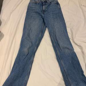 Blåa Weekday jeans som är straight och midwaist. Använda men i fint skick utan defekter.