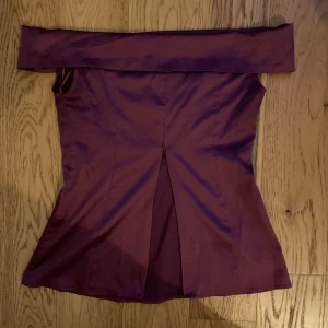 Topp - Offshoulder topp med rosett som kan bäras på olika sätt