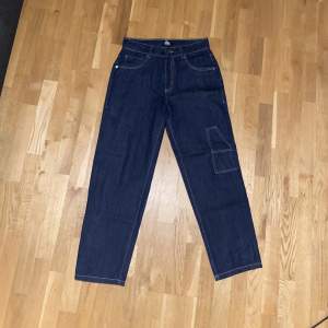 Säljer ett par mörkblå usa southpole jeans. Väldigt bra skick, använda ett par gånger bara. Kostar 600kr nypris. Baggy jeans och sköna.