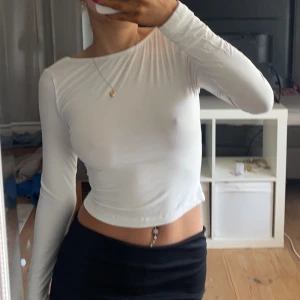 Vit tröja - Snyggaste vita tröjan med öppen rygg!! Säljer pga behöver mer plats i min garderob. Aldrig använd🥰 