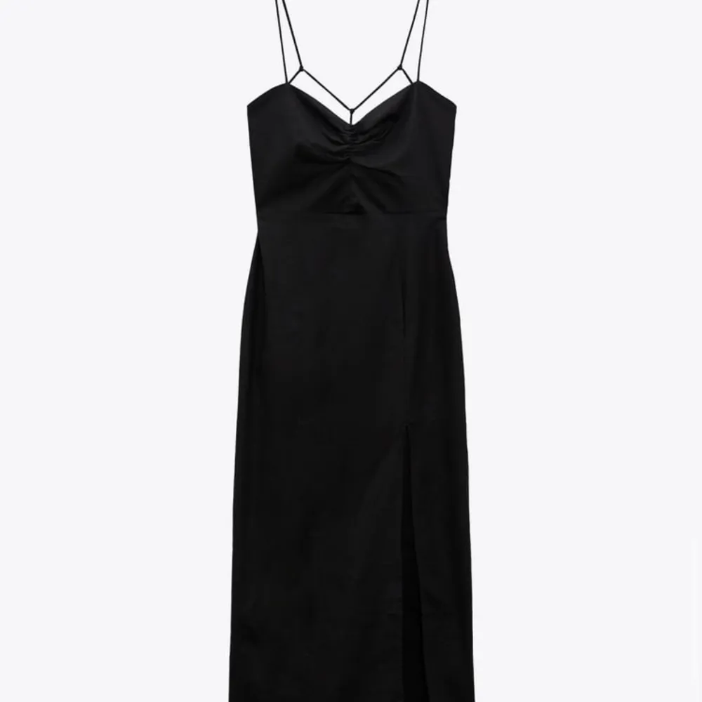 Säljer denna klänning från Zara, helt ny med prislappar på!💕. Klänningar.