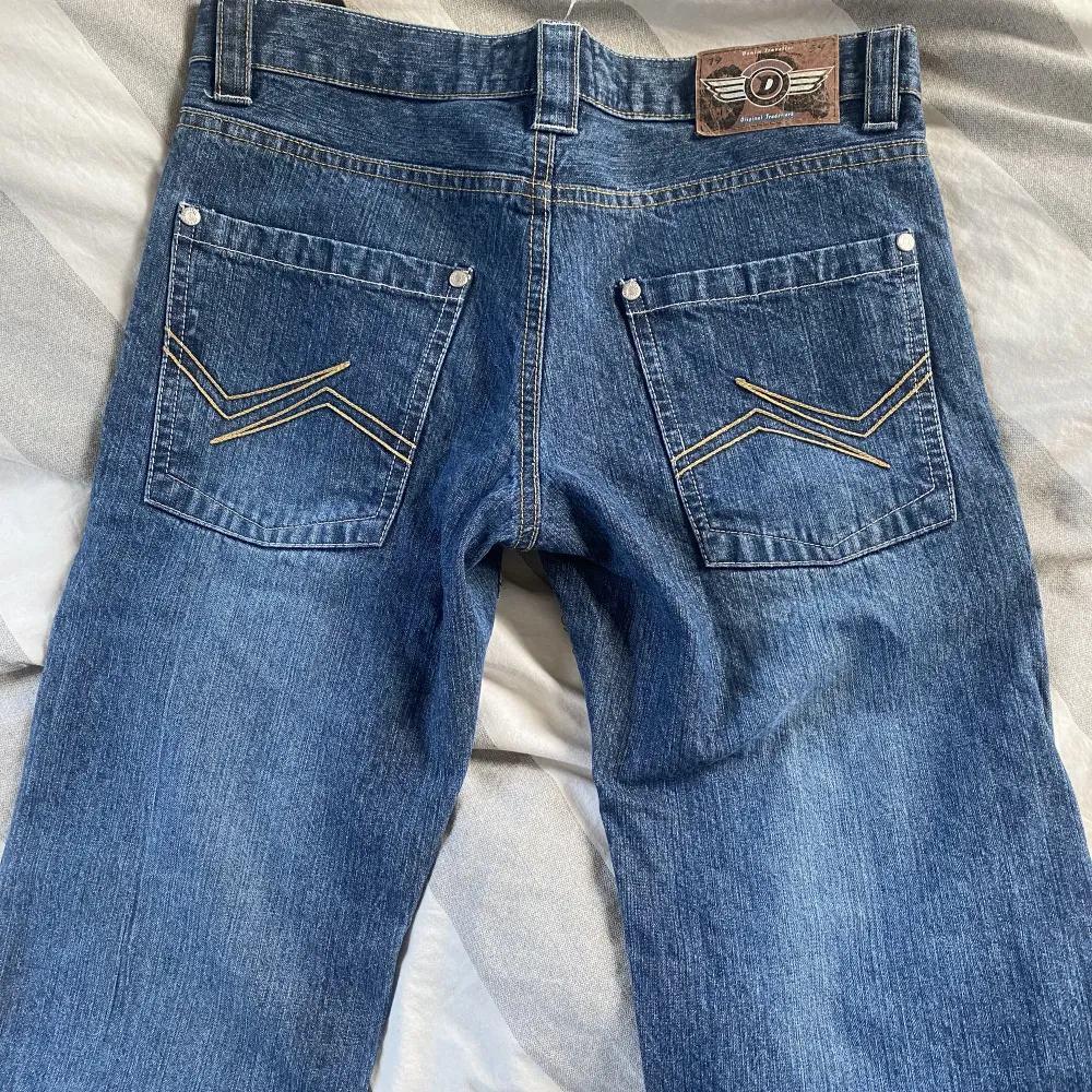 Ett par skit snygga lowrised jeans som inte kommer till användning! De är ifrån märket Detroit och är i storlek Xs!  Jag är 156cm lång!. Jeans & Byxor.