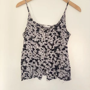 topp från Cubus - Somrig liten topp från Cubus. Blommigt mönster i svart och ljusgrått / vitt. Storlek 36 eller S. Bra skick. Skriv gärna vid intresse! Pris kan såklart diskuteras 🥰 