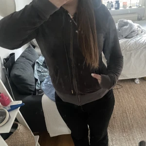 Grå vintage juicy kofta - Säljer min gråa vintage Juicy couture tröja. Köpte den på Plick för 300 kr men har själv aldrig använt den. Den är i strl L men tror att det är i en barnstrl. 🥰🥰