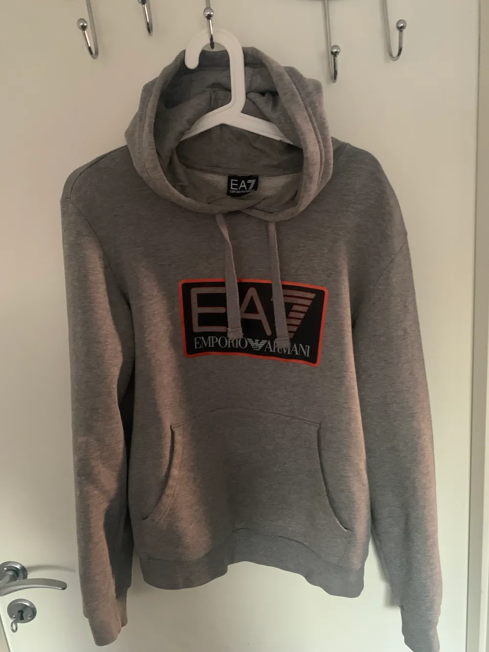 Fin och felfri EA7 hoodie men tyvärr har den blivit liten på mig, köparen står för frakt 😃. Hoodies.