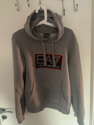 EA7 hoodie - Fin och felfri EA7 hoodie men tyvärr har den blivit liten på mig, köparen står för frakt 😃