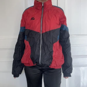 Nike vindjacka - Vindjacka från Nike. Står storlek XL på lappen men jag upplever den som mindre. Frakten är inkluderad i priset. Jackan kostar därav ca 250 kronor egentligen