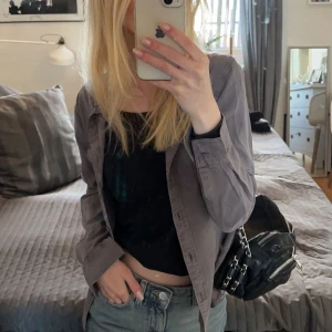 Skjorta - Skitsnygg skjorta till våren/sommaren🌼 Lika snygg att ha öppen som knäppt. Helt oanvänd med lappen på🙌🏻 Mer som än S än en Xs