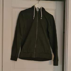 Mörkgrön hoodie med dragkedja från lager 157. Bra skick
