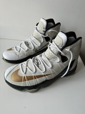 Nike Lebron James 13 Elite Gold - Bra skick. Endast använda en gång. 