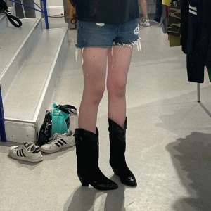 Cowboyboots  - Cowboyboots köpta på humana secondhand  De har låtskatt en knapp på insidan av ena skon men inget man tänker på INTRESSEKOLL Storlek 37 men passar mig som har 38-39 på gränsen men man får inget skav 