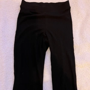 Ribbade byxor  - Svarta ribbade byxor i mycket bra skick med tanke på att de inte har kommit till användning! Passar stl xxs-m.