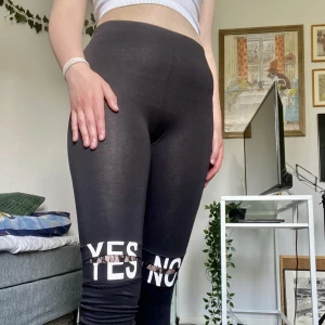 Svarta tights - Står att det är storlek L men jag skulle ev säga närmare M. Det står YES och NO på knäna, med svart spets som kommer fram när man har dem på sig. Knappt använda. Köpare står för frakt, använd gärna ”Köp nu”
