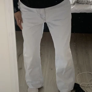 Jeans  - Säljer dessa jeans ifrån weekday. Mycket sparsamt använda och ser ut som nya🥰