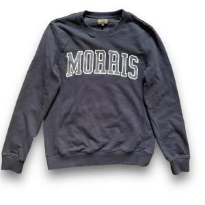 En fet Morris sweatshirt som har använts en gång! Då den blev för liten vid axlarna på mig. Skicket är nästan som helt nytt.