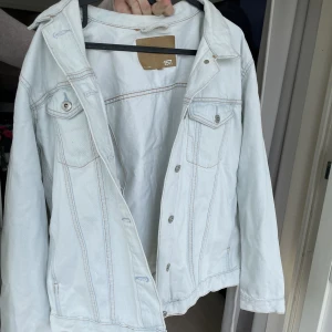 Jeansjacka - Super fin ljusblå jeansjacka som passar perfekt till sommaren!!☀️🙌 Säljer den för att jag har redan rätt så många olika jeansjackor så måste rensa bort några! 💕
