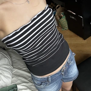 Randig bandeau topp  - Säljer min gamla supersöt randig bandeau topp, passar strl S, jag har sytt den mindre för att den skulle passa mig  