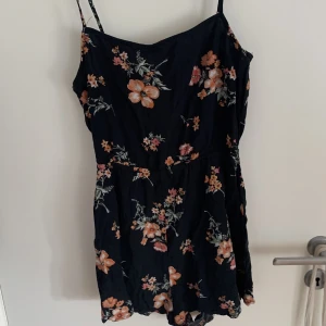 Jumpsuit hm - En somrig jumpsuit från hm med blommor. Liten i storleken. Från divided kollektionen. Endast lite använd så mycket bra skick! 😍