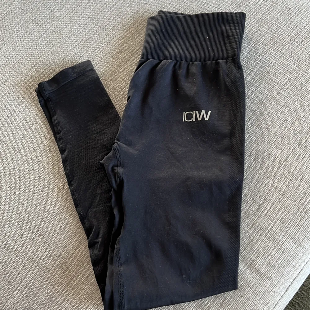 Svarta träningstights från ICIW, funkar även storlek XS.. Jeans & Byxor.
