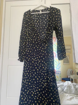 Mönstrad omlottklänning - Elegant och somrigt ledig på samma gång. För liten kring bysten på mig.  