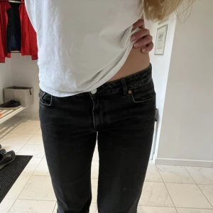 Low waist jeans - Populära low waist bootcut jeans med långa ben från Zara, storlek 38/40💞 färgen är tvättad svart