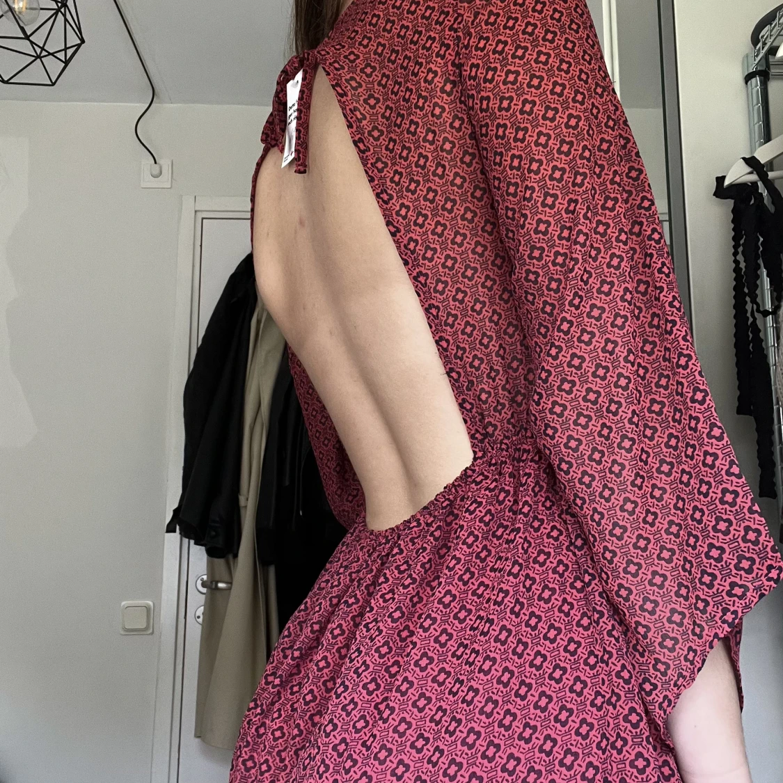 Klänning med öppen rygg