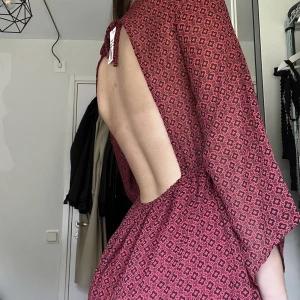 Klänning med öppen rygg - Köpte secondhand men aldrig använt, men hoppas att någon annan kan finna liv i den 