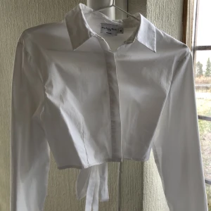 Kort skjorta - Croppad skjorta med öppen rygg💞