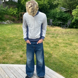 Fet träningsjacka från Nike - Sjukt snygg träningsjacka/lättare jacka säljes pga att den inte längre används. 10/10 condition, storlek S men passar även de som brukar ha M. Han på bilden är 187 för referens.