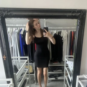 klänning - jättefin svart lite ribbad klänning som tyvär inte kommer till användning. nypris 149kr