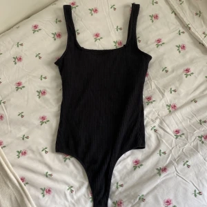 Bodysuit  - Body från hollister. Använd fåtal gånger. Skriv gärna för frågor